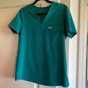 Figs one pocket scrub top. Size small. Hunter green
